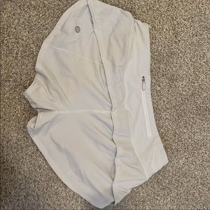 LULULEMON WHITE 2.5 IN SIZE 2 BARELY WORN